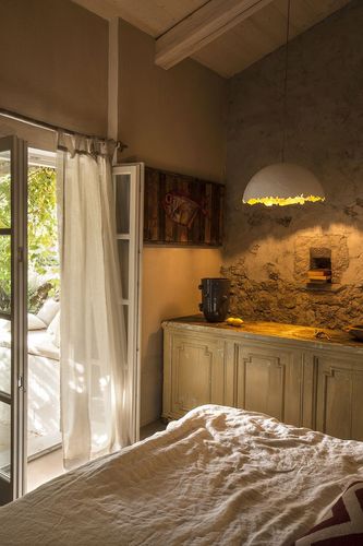 Włoski dom zdominowany przez ciepłe odcienie ochry i bursztynu